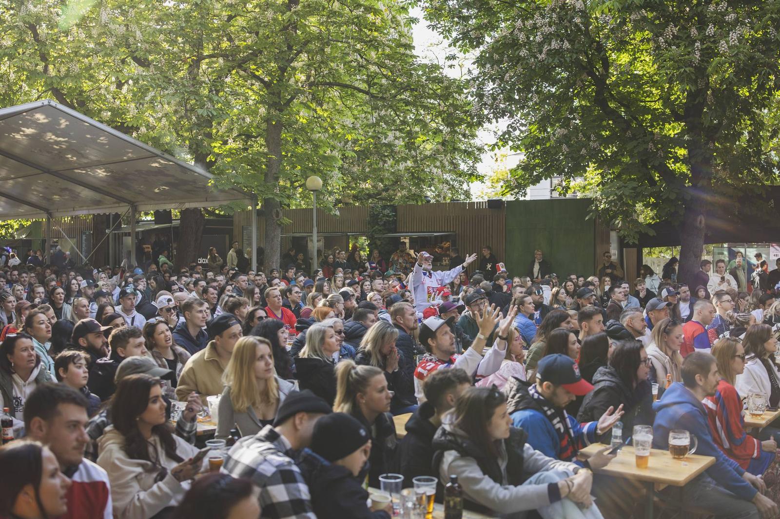 Energy Pub Riegrovy sady, plný areál během akce
